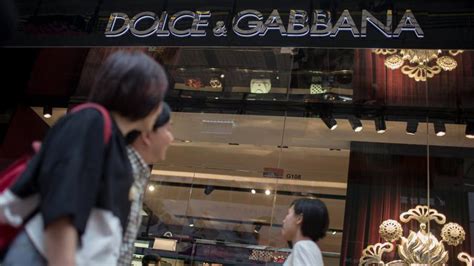 spot dolce gabbana cina cannolo|Dolce & Gabbana hit by racism accusation over China ad campaign.